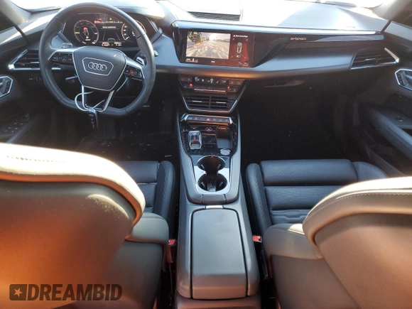 2022 Audi e-tron GT Prestige z VIN WAUEJBFW6N7007945, wystawiony jako Copart lot #45677315 z przebiegiem 32 372 mil mil oraz Nie do naprawy. Historia ofert i sprzedaży dostępna na DreamBid. Obrazek 8.