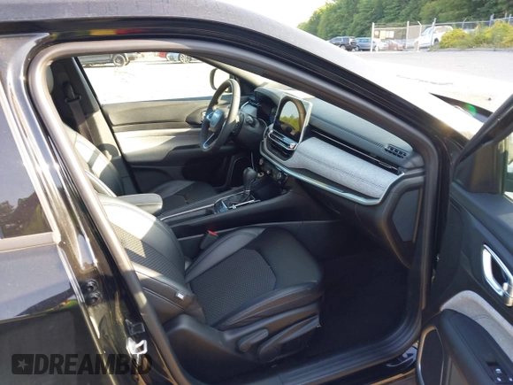 2024 Jeep Compass Latitude z VIN 3C4NJDBN9RT117417, wystawiony jako IAAI lot #42809682 z przebiegiem 34 407 mil mil oraz . Historia ofert i sprzedaży dostępna na DreamBid. Obrazek 5.