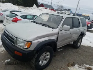 1998 Toyota 4Runner SR5 z VIN JT3HN86R0W0155699, wystawiony jako Copart lot #49859205 z przebiegiem 210 964 mil mil oraz Szkoda całkowita • Salvage title. Historia ofert i sprzedaży dostępna na DreamBid. Obrazek 1.
