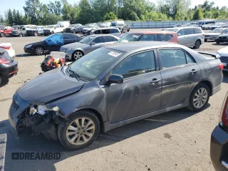 2010 Toyota Corolla z VIN 2T1BU4EE8AC479493, wystawiony jako Copart lot #61130945 z przebiegiem 167 413 mil mil oraz Szkoda całkowita • Salvage title. Historia ofert i sprzedaży dostępna na DreamBid. Obrazek 1.