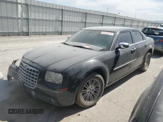 2010 Chrysler 300 Touring z VIN 2C3CA5CV2AH185426, wystawiony jako Copart lot #48636795 z przebiegiem Nie podano mil oraz Szkoda całkowita • Salvage title. Historia ofert i sprzedaży dostępna na DreamBid. Obrazek 1.