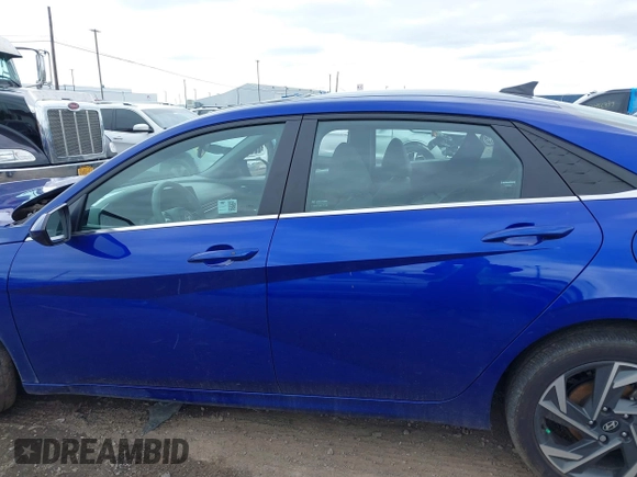 2024 Hyundai Elantra SEL z VIN KMHLS4DG2RU750734, wystawiony jako IAAI lot #42266873 z przebiegiem 6 255 mil mil oraz . Historia ofert i sprzedaży dostępna na DreamBid. Obrazek 14.