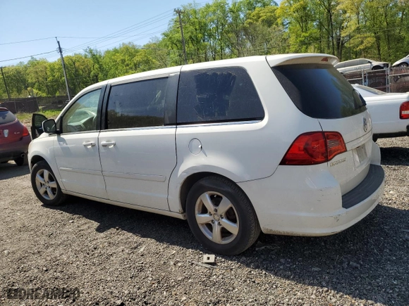 2010 Volkswagen Routan SE with VIN 2V4RW3D15AR348450, listed as a Copart auction lot 53656285 with 124,844 mi miles and Salvage Title. Bid and sale history available at carsss.com. Image 2.