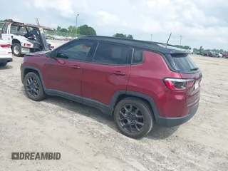 2022 Jeep Compass Latitude z VIN 3C4NJCBB2NT210970, wystawiony jako IAAI lot #42302790 z przebiegiem 27 999 mil mil oraz . Historia ofert i sprzedaży dostępna na DreamBid. Obrazek 3.