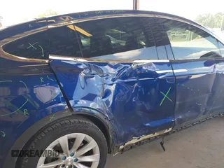 2016 Tesla Model X 70D z VIN 5YJXCAE23GF004285, wystawiony jako IAAI lot #42179024 z przebiegiem 108 472 mil mil oraz . Historia ofert i sprzedaży dostępna na DreamBid. Obrazek 6.