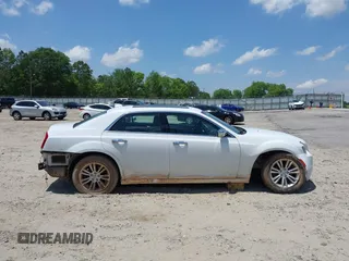 2016 Chrysler 300 C z VIN 2C3CCAEG1GH324603, wystawiony jako IAAI lot #42300938 z przebiegiem 108 997 mil mil oraz . Historia ofert i sprzedaży dostępna na DreamBid. Obrazek 13.