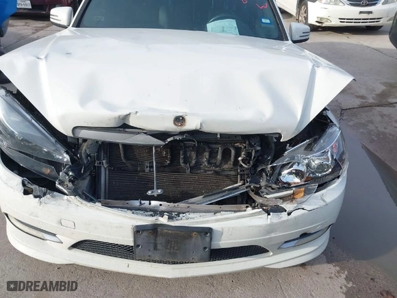 2011 Mercedes-Benz C-Class C 300 Sport with VIN WDDGF5EB1BR134640, listed as a IAAI auction lot 41035827 with 236,814 mi miles. Bid and sale history available at carsss.com. Image 6.