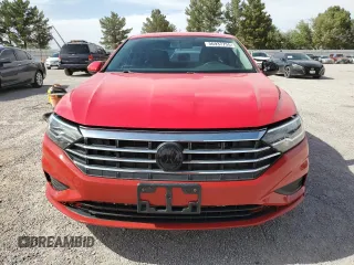 2019 Volkswagen Jetta S z VIN 3VWCB7BU1KM180098, wystawiony jako Copart lot #56937755 z przebiegiem 102 852 mil mil oraz Czysty tytuł • Clean title. Historia ofert i sprzedaży dostępna na DreamBid. Obrazek 5.