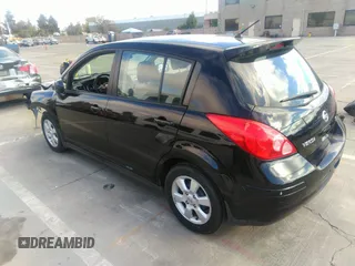 2007 Nissan Versa S z VIN 3N1BC13E17L408911, wystawiony jako IAAI lot #39637191 z przebiegiem 111 583 mil mil oraz . Historia ofert i sprzedaży dostępna na DreamBid. Obrazek 3.