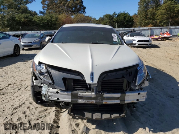 2013 Lincoln MKS z VIN 1LNHL9DK0DG605400, wystawiony jako Copart lot #77071034 z przebiegiem 73 450 mil mil oraz Szkoda całkowita • Salvage title. Historia ofert i sprzedaży dostępna na DreamBid. Obrazek 5.