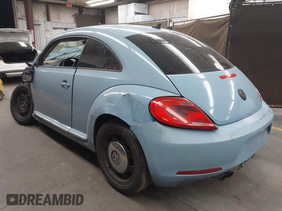 2014 Volkswagen Beetle 1.8T z VIN 3VWJ17AT8EM662235, wystawiony jako IAAI lot #42371906 z przebiegiem 118 173 mil mil oraz . Historia ofert i sprzedaży dostępna na DreamBid. Obrazek 3.
