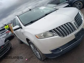 2011 Lincoln MKX with VIN 2LMDJ8JK6BBJ20920, listed as a IAAI auction lot 41651637 with 213,561 mi miles. Bid and sale history available at carsss.com. Image 1.