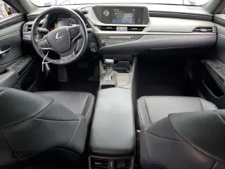 2019 Lexus ES 300h z VIN JTHB21B11K2034422, wystawiony jako Copart lot #53155075 z przebiegiem 147 768 mil mil oraz Szkoda całkowita • Salvage title. Historia ofert i sprzedaży dostępna na DreamBid. Obrazek 8.