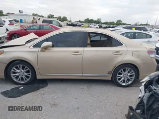 2010 Lexus HS 250h z VIN JTHBB1BA0A2025516, wystawiony jako IAAI lot #42019490 z przebiegiem Nie podano mil oraz . Historia ofert i sprzedaży dostępna na DreamBid. Obrazek 14.