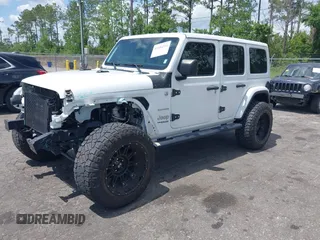 2021 Jeep Wrangler Unlimited Sahara Altitude z VIN 1C4HJXEN7MW518395, wystawiony jako IAAI lot #42484314 z przebiegiem 55 000 mil mil oraz . Historia ofert i sprzedaży dostępna na DreamBid. Obrazek 2.