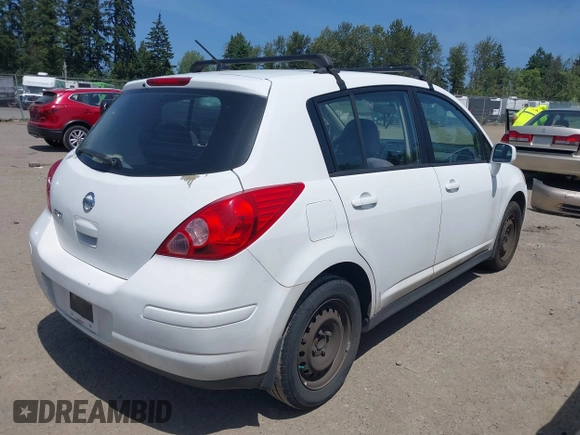 2007 Nissan Versa SL z VIN 3N1BC13E37L398804, wystawiony jako IAAI lot #42490240 z przebiegiem 185 597 mil mil oraz . Historia ofert i sprzedaży dostępna na DreamBid. Obrazek 4.