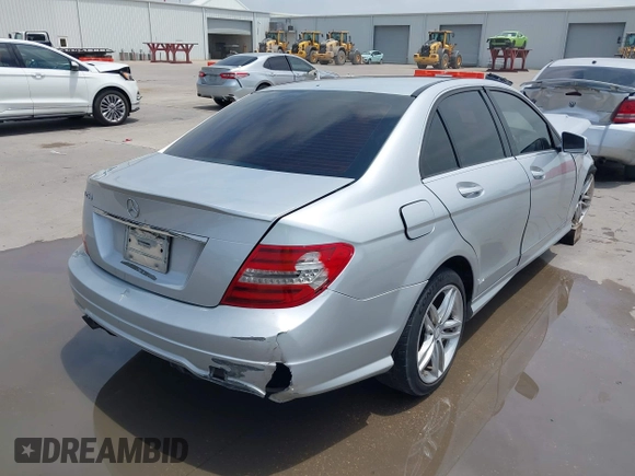 2014 Mercedes-Benz C 250 Sport z VIN WDDGF4HB1EA966634, wystawiony jako IAAI lot #42423577 z przebiegiem 159 296 mil mil oraz . Historia ofert i sprzedaży dostępna na DreamBid. Obrazek 4.