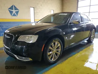 2019 Chrysler 300 Limited z VIN 2C3CCAKG1KH698531, wystawiony jako Copart lot #54661255 z przebiegiem 98 188 mil mil oraz Czysty tytuł • Clean title. Historia ofert i sprzedaży dostępna na DreamBid. Obrazek 1.