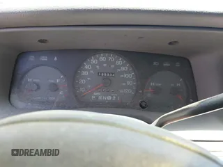 2001 Mercury Grand Marquis GS z VIN 2MEFM74W71X671429, wystawiony jako IAAI lot #41684570 z przebiegiem 155 334 mil mil oraz . Historia ofert i sprzedaży dostępna na DreamBid. Obrazek 7.