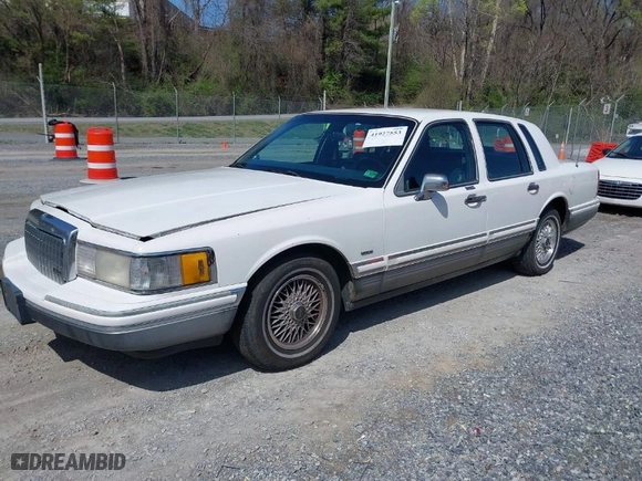 1994 Lincoln Town Car Signature with VIN 1LNLM82W9RY690746, listed as a IAAI auction lot 41927553 with 310,909 mi miles. Bid and sale history available at carsss.com. Image 2.