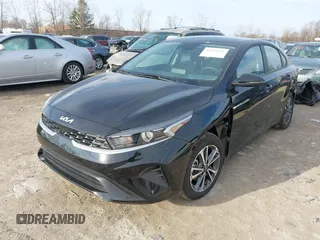 2024 Kia Forte LXS z VIN 3KPF24AD5RE840129, wystawiony jako IAAI lot #41824131 z przebiegiem 4 705 mil mil oraz . Historia ofert i sprzedaży dostępna na DreamBid. Obrazek 2.