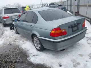 2005 BMW 3 Series 325i with VIN WBAEV33475KW16987, listed as a IAAI auction lot 41353913 with 211,222 mi miles. Bid and sale history available at carsss.com. Image 3.