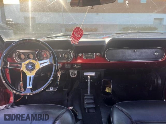 1966 Ford Mustang z VIN 6F07C392212, wystawiony jako Copart lot #50072775 z przebiegiem 53 568 mil mil oraz Czysty tytuł • Clean title. Historia ofert i sprzedaży dostępna na DreamBid. Obrazek 9.