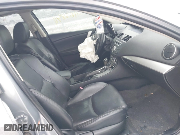 2011 Mazda 3 S Grand Touring z VIN JM1BL1M67B1417049, wystawiony jako IAAI lot #41628411 z przebiegiem 178 790 mil mil oraz . Historia ofert i sprzedaży dostępna na DreamBid. Obrazek 5.