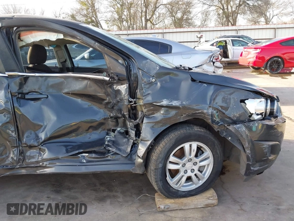 2015 Chevrolet Sonic LT z VIN 1G1JC5SB1F4128426, wystawiony jako IAAI lot #41739238 z przebiegiem 121 717 mil mil oraz . Historia ofert i sprzedaży dostępna na DreamBid. Obrazek 18.