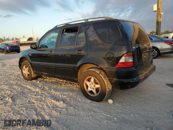2000 Mercedes-Benz M-Class with VIN 4JGAB54E4YA190212, listed as a Copart auction lot 81318384 with 194,148 mi miles and Clean Title. Bid and sale history available at carsss.com. Image 2.
