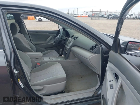 2011 Toyota Camry LE z VIN 4T4BF3EK9BR209902, wystawiony jako IAAI lot #42350093 z przebiegiem 294 183 mil mil oraz . Historia ofert i sprzedaży dostępna na DreamBid. Obrazek 5.