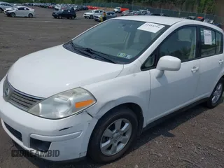 2009 Nissan Versa S z VIN 3N1BC13E79L409516, wystawiony jako IAAI lot #42418294 z przebiegiem 207 001 mil mil oraz . Historia ofert i sprzedaży dostępna na DreamBid. Obrazek 6.