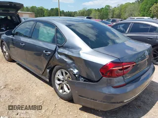 2018 Volkswagen Passat S z VIN 1VWAA7A32JC022159, wystawiony jako IAAI lot #41988875 z przebiegiem 121 598 mil mil oraz . Historia ofert i sprzedaży dostępna na DreamBid. Obrazek 3.