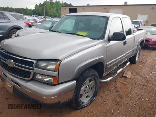2006 Chevrolet Silverado 1500 LT1 z VIN 1GCEK19B96Z188726, wystawiony jako IAAI lot #42189031 z przebiegiem 40 019 mil mil oraz . Historia ofert i sprzedaży dostępna na DreamBid. Obrazek 2.