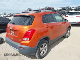 2016 Chevrolet Trax LT z VIN KL7CJPSB3GB642774, wystawiony jako IAAI lot #41800884 z przebiegiem 88 510 mil mil oraz . Historia ofert i sprzedaży dostępna na DreamBid. Obrazek 4.