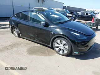 2024 Tesla Model Y Long Range z VIN 7SAYGDEE0RF078242, wystawiony jako IAAI lot #41808826 z przebiegiem 59 581 mil mil oraz . Historia ofert i sprzedaży dostępna na DreamBid. Obrazek 1.