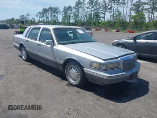 1995 Lincoln Town Car Cartier z VIN 1LNLM83W6SY735520, wystawiony jako IAAI lot #41766902 z przebiegiem Nie podano mil oraz . Historia ofert i sprzedaży dostępna na DreamBid. Obrazek 1.