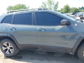 2014 Jeep Cherokee Trailhawk z VIN 1C4PJMBSXEW273520, wystawiony jako IAAI lot #42569063 z przebiegiem 137 585 mil mil oraz . Historia ofert i sprzedaży dostępna na DreamBid. Obrazek 13.