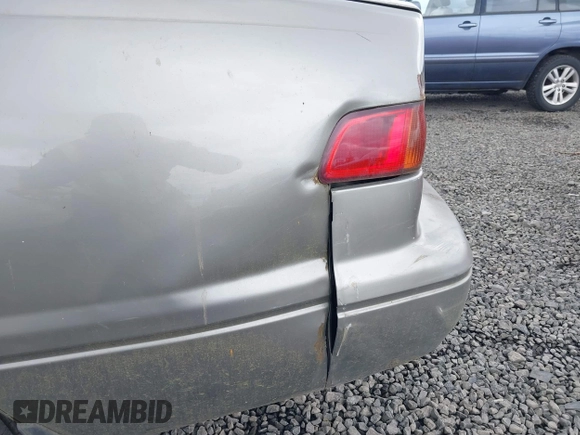 1998 Toyota Camry LE z VIN JT2BG22K6W0147522, wystawiony jako IAAI lot #42305222 z przebiegiem 224 539 mil mil oraz . Historia ofert i sprzedaży dostępna na DreamBid. Obrazek 6.