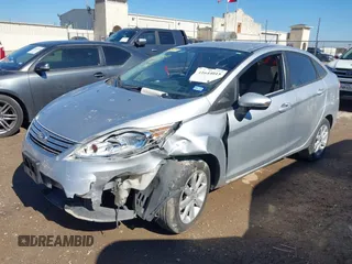 2013 Ford Fiesta SE z VIN 3FADP4BJ0DM204414, wystawiony jako IAAI lot #41644015 z przebiegiem 110 977 mil mil oraz . Historia ofert i sprzedaży dostępna na DreamBid. Obrazek 2.