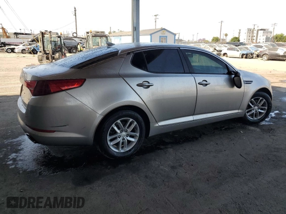 2013 Kia Optima LX z VIN 5XXGM4A74DG156035, wystawiony jako Copart lot #59358245 z przebiegiem 136 540 mil mil oraz Szkoda całkowita • Salvage title. Historia ofert i sprzedaży dostępna na DreamBid. Obrazek 3.