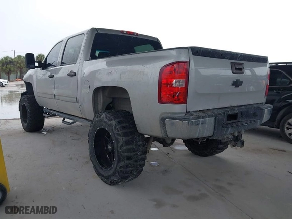 2010 Chevrolet Silverado 1500 LT with VIN 3GCRKSE30AG290298, listed as a IAAI auction lot 41657081 with 175,686 mi miles. Bid and sale history available at carsss.com. Image 3.