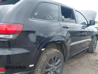 2018 Jeep Grand Cherokee Overland z VIN 1C4RJFCT2JC234220, wystawiony jako IAAI lot #42240365 z przebiegiem 84 753 mil mil oraz . Historia ofert i sprzedaży dostępna na DreamBid. Obrazek 6.