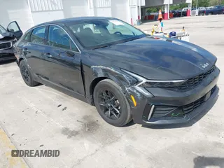 2025 Kia K5 LXS z VIN KNAG24J78S5275906, wystawiony jako IAAI lot #42006110 z przebiegiem 14 391 mil mil oraz . Historia ofert i sprzedaży dostępna na DreamBid. Obrazek 1.