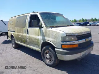 2005 Chevrolet Express Cargo z VIN 1GCHG35U351134577, wystawiony jako IAAI lot #42076955 z przebiegiem 301 567 mil mil oraz . Historia ofert i sprzedaży dostępna na DreamBid. Obrazek 1.