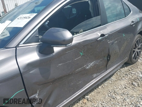 2022 Toyota Camry SE z VIN 4T1T11AK5NU701354, wystawiony jako IAAI lot #42135026 z przebiegiem 173 208 mil mil oraz . Historia ofert i sprzedaży dostępna na DreamBid. Obrazek 6.
