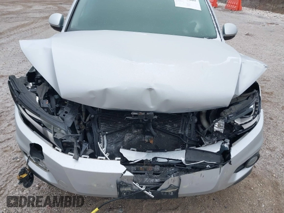 2016 Volkswagen Tiguan SEL z VIN WVGBV7AX3GW594729, wystawiony jako IAAI lot #41233805 z przebiegiem 92 997 mil mil oraz . Historia ofert i sprzedaży dostępna na DreamBid. Obrazek 6.