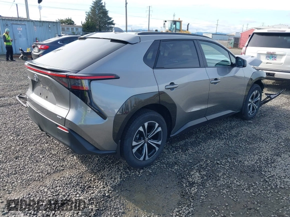 2024 Toyota bZ4X XLE z VIN JTMABACA2RA069207, wystawiony jako IAAI lot #41632667 z przebiegiem 7329 mil mil oraz . Historia ofert i sprzedaży dostępna na DreamBid. Obrazek 4.