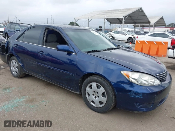 2005 Toyota Camry STD z VIN 4T1BE32K55U084967, wystawiony jako IAAI lot #42138311 z przebiegiem 272 779 mil mil oraz . Historia ofert i sprzedaży dostępna na DreamBid. Obrazek 1.