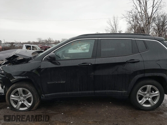 2023 Jeep Compass Latitude z VIN 3C4NJDBN4PT538846, wystawiony jako IAAI lot #41692514 z przebiegiem 13 057 mil mil oraz . Historia ofert i sprzedaży dostępna na DreamBid. Obrazek 14.
